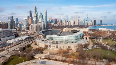 Chicago, IL, ABD - 18 Aralık 2024: Chicago Ayıları 'nın yuvası olan Soldier Field' ın havadan görünüşü.