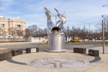 Chicago, IL, ABD - 17 Aralık 2024: Soldier Field 'ın dışında yer alan Ebedi Umut Ateşi heykeli, 2018 yılında Chicago' da düzenlenen Özel Olimpiyatların 50. yıldönümünü onurlandırmak için yapılmıştır..