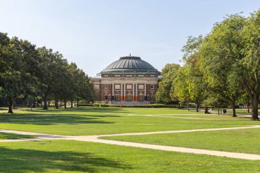Champaign, IL, ABD - 18 Eylül 2024: Illinois Üniversitesi 1867 yılında kurulan bir devlet araştırma üniversitesidir. Kampüsün ana avlusu..
