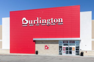 Downers Grove, IL, ABD - 1 Ekim 2024: Burlington Coat Factory, 1000 'den fazla konumu olan bir indirimli satış mağazası..