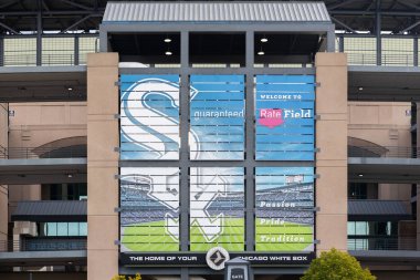 Chicago, IL, ABD - 13 Ağustos 2024: MLB 'nin Chicago White Sox' s Garantili Rate Field 'ın dışı. Beyzbol stadyumunda yıllardır birçok isim değiştirildi ama en çok Comisky olarak bilinir..