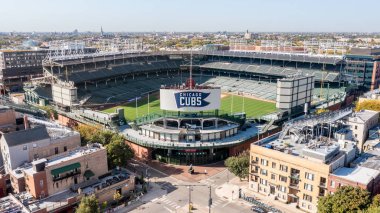 Chicago, IL, ABD - 9 Ekim 2024: Chicago Wrigleyville semtindeki Chicago Cubs 'ın Chicago Wrigley Field Stadyumu' nun hava görüntüsü.