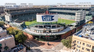 Chicago, IL, ABD - 9 Ekim 2024: Chicago Wrigleyville semtindeki Chicago Cubs 'ın Chicago Wrigley Field Stadyumu' nun hava görüntüsü.