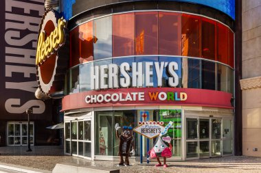 Las Vegas, NV, ABD - 10 Kasım 2024: Hershey 'nin Çikolata Dünyası New York-New York Oteli ve Kumarhanesi' nde iki katlı hediyelik eşya ve çikolatayla yer almaktadır..