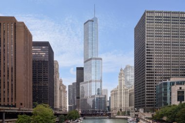 Chicago, IL, ABD - 21 Eylül 2023: Trump Uluslararası Otel ve Kulesi Chicago şehir merkezindeki River North mahallesinde yer almaktadır..