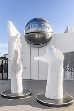 Inglewood, CA, USA - 14 Kasım 2024: Sezgi Kubbesi spor, konser ve etkinliklere ev sahipliği yapan kapalı bir arena. Stadyum 2024 yılında açıldı ve Los Angeles Clippers 'a ev sahipliği yaptı..