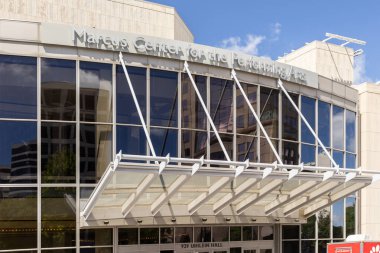 Milwaukee, WI, ABD - 10 Ağustos 2024: Marcus Performans Sanatları Merkezi, Milwaukee şehir merkezinde yer alan kar amacı gütmeyen bir sanat merkezidir..