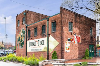 Frankfort, KY, ABD - 12 Nisan 2024: Buffalo Trace Distillery 'nin Frankfort, KY' deki konumu, Amerika 'da süregelen en eski daimi içki imalathanesidir..