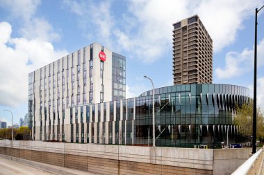 Chicago, IL, ABD - 29 Nisan 2022: Illinois Üniversitesi 'ndeki Akademik ve Residential Complex, 151.000 fit karelik bir yaşam-öğrenme topluluğu..