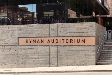 Nashville, TN, ABD - 8 Mart 2025: Ryman Oditoryumu, 1892 yılında Nashville, TN 'de inşa edilen dünyaca ünlü bir müzik mekanıdır..