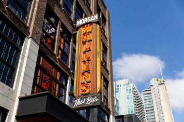 Nashville, TN, ABD - 8 Mart 2025: Morgan Wallen 's This Bar and Tennessee Kitchen, Nashville' e eklenen en yeni barlardan biridir..