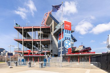 Nashville, TN, ABD - 8 Mart 2025: Nissan Stadyumu çoğunlukla NFL 'nin Tennessee Titans' ına ev sahipliği yapmakla birlikte diğer futbol ve futbol maçları, konserler ve etkinliklere de ev sahipliği yapmaktadır. Cumberland Nehri 'nin karşısında..