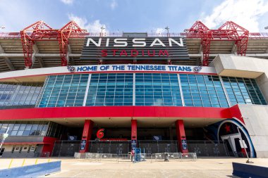 Nashville, TN, ABD - 8 Mart 2025: Nissan Stadyumu çoğunlukla NFL 'nin Tennessee Titans' ına ev sahipliği yapmakla birlikte diğer futbol ve futbol maçları, konserler ve etkinliklere de ev sahipliği yapmaktadır. Cumberland Nehri 'nin karşısında..