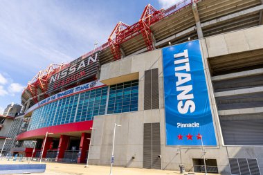 Nashville, TN, ABD - 8 Mart 2025: Nissan Stadyumu çoğunlukla NFL 'nin Tennessee Titans' ına ev sahipliği yapmakla birlikte diğer futbol ve futbol maçları, konserler ve etkinliklere de ev sahipliği yapmaktadır. Cumberland Nehri 'nin karşısında..