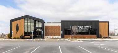 Montgomery, IL, ABD - 24 Mart 2025: Cooper 's Hawk Şaraphanesi ve Lokantası Amerika Birleşik Devletleri' nin çeşitli yerlerinde lezzetli yiyecekler ve kendi markalı şaraplarını sunmaktadır..