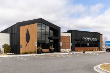 Montgomery, IL, ABD - 24 Mart 2025: Cooper 's Hawk Şaraphanesi ve Lokantası Amerika Birleşik Devletleri' nin çeşitli yerlerinde lezzetli yiyecekler ve kendi markalı şaraplarını sunmaktadır..