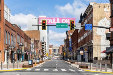 Nashville, TN, ABD - 8 Mart 2025: 2. Cadde 'de Nashville şehir merkezindeki Broadway caddesinin hemen dışında birçok bar ve restoran bulunmaktadır..