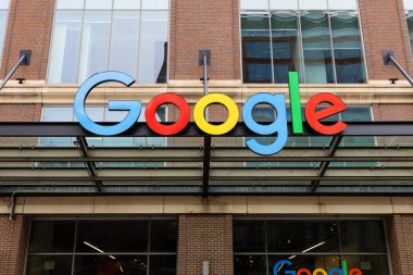 Chicago, IL, ABD - 31 Mart 2025: Google 'ın Chicago ofisi tarihi West Loop' ta ve Fulton Pazar Bölgesi 'nde restoranlar ve diğer işletmelerle çevrili.