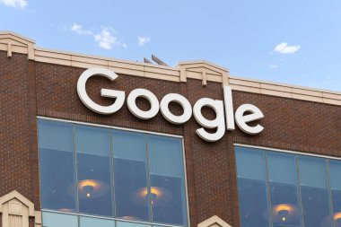 Chicago, IL, ABD - 31 Mart 2025: Google 'ın Chicago ofisi tarihi West Loop' ta ve Fulton Pazar Bölgesi 'nde restoranlar ve diğer işletmelerle çevrili.