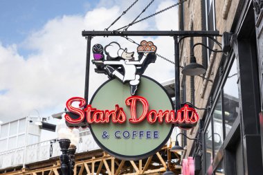 Chicago, IL, ABD - 27 Mart 2025: Stan 's Donuts and Coffee (Stan' s Donuts and Coffee), Chicago merkezli ve 2014 yılında kurulan bir çörek zinciri..