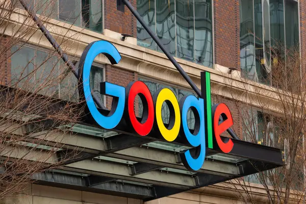 Chicago, IL, ABD - 31 Mart 2025: Google 'ın Chicago ofisi tarihi West Loop' ta ve Fulton Pazar Bölgesi 'nde restoranlar ve diğer işletmelerle çevrili.