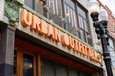 Chicago, IL, ABD - 27 Mart 2025: Urban Outfitters 1976 'da kurulan ve dünya çapında 700' den fazla yeri bulunan bir giysi ve giysi şirketidir..
