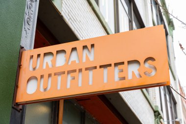Chicago, IL, ABD - 27 Mart 2025: Urban Outfitters 1976 'da kurulan ve dünya çapında 700' den fazla yeri bulunan bir giysi ve giysi şirketidir..