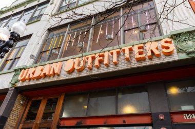 Chicago, IL, ABD - 27 Mart 2025: Urban Outfitters 1976 'da kurulan ve dünya çapında 700' den fazla yeri bulunan bir giysi ve giysi şirketidir..