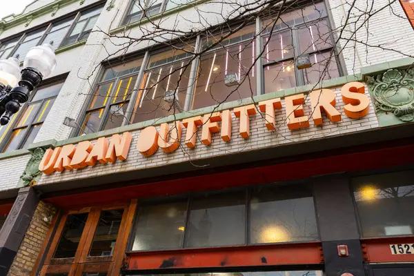 Chicago, IL, ABD - 27 Mart 2025: Urban Outfitters 1976 'da kurulan ve dünya çapında 700' den fazla yeri bulunan bir giysi ve giysi şirketidir..