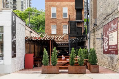 Chicago, IL, ABD - 4 Haziran 2024: Küçük Cheval, her ikisi de Hogsalt Misafirhanesi 'ne ait lüks bir Au Cheval restoranının yan ürünüdür..