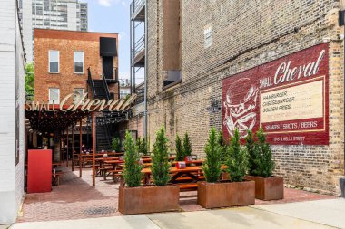 Chicago, IL, ABD - 4 Haziran 2024: Küçük Cheval, her ikisi de Hogsalt Misafirhanesi 'ne ait lüks bir Au Cheval restoranının yan ürünüdür..
