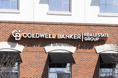 Naperville, IL, ABD - 8 Nisan 2025: Coldwell Banker Emlak Grubu logosu Naperville, IL şehir merkezinde bir tuğla ofis binasında.