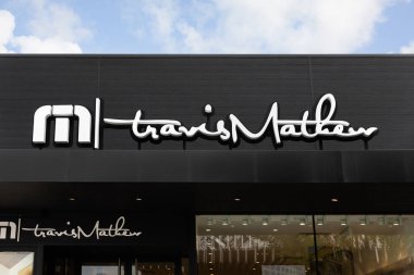 Skokie, IL, ABD - 21 Nisan 2025: TravisMathew, Güney Kaliforniya merkezli ve Topgolf Callaway Brands Corp 'un sahibi olduğu bir giyim ve golf giyim firması.. 