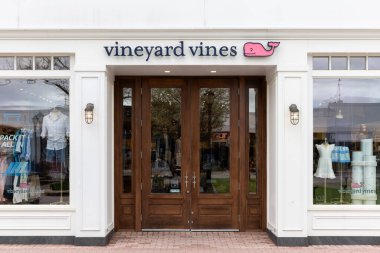 Skokie, IL, ABD - 21 Nisan 2025: Vineyard Vines, 1998 yılında Marthas Vineyard 'da kurulan üst düzey bir giyim ve aksesuar şirketidir.. 