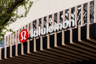 Skokie, IL, ABD - 22 Nisan 2025: Lululemon 1998 'de Kanada' da kurulan ve dünya çapında 700 'den fazla mağazası olan ve aynı zamanda çevrimiçi satış yapan bir atletik giyim şirketidir..