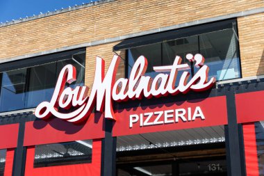 Naperville, IL, ABD - 8 Nisan 2025: Lou Malnati 's Pizza Chicago merkezli ve kalın pizzalarıyla tanınan bir İtalyan pizza zinciri..