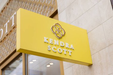 Skokie, IL, ABD - 21 Nisan 2025: Skokie, IL 'de Kendra Scott perakende mağazası. Kendra Scott, 2002 'de 100' den fazla mağazası olan bir mücevher markası..