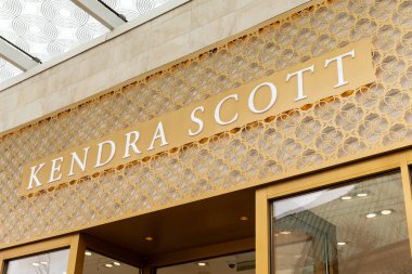 Skokie, IL, ABD - 21 Nisan 2025: Skokie, IL 'de Kendra Scott perakende mağazası. Kendra Scott, 2002 'de 100' den fazla mağazası olan bir mücevher markası..