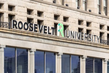 Şikago, IL, ABD - 17 Nisan 2025: Roosevelt Üniversitesi, Chicago şehir merkezindeki South Loop 'ta ve Schaumburg, IL' de bulunan özel bir üniversitedir..