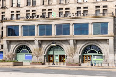 Şikago, IL, ABD - 17 Nisan 2025: Roosevelt Üniversitesi, Chicago şehir merkezindeki South Loop 'ta ve Schaumburg, IL' de bulunan özel bir üniversitedir..