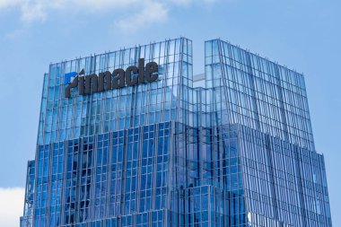 Nashville, TN, ABD - 9 Mart 2025 Pinnacle Finans Ortakları 'nın merkezi Nashville şehir merkezinde ve şehrin ufuk çizgisi üzerinde güzel bir mimari parçası yer almaktadır..