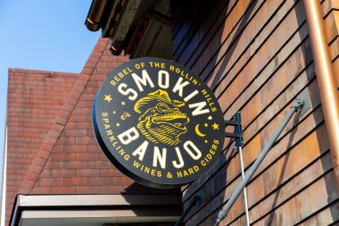 Gatlinburg, TN, ABD - 14 Nisan 2025: Smokin 'Banjo, Gatlinburg şehir merkezindeki Parkway' de bulunan şarap ve şarap üreten bir şarap fabrikası..