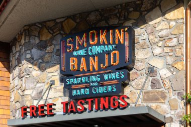 Gatlinburg, TN, ABD - 14 Nisan 2025: Smokin 'Banjo, Gatlinburg şehir merkezindeki Parkway' de bulunan şarap ve şarap üreten bir şarap fabrikası..