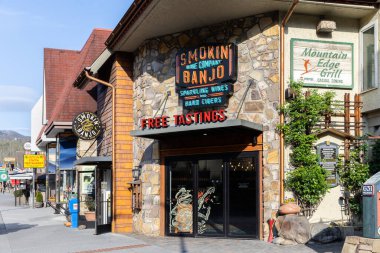 Gatlinburg, TN, ABD - 14 Nisan 2025: Smokin 'Banjo, Gatlinburg şehir merkezindeki Parkway' de bulunan şarap ve şarap üreten bir şarap fabrikası..
