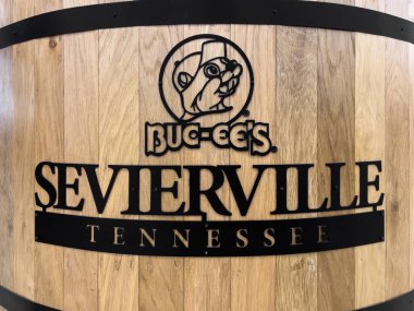 Sevierville, TN, ABD - 12 Nisan 2025: Buc-ee 's büyük miktarda benzin pompası, yiyecek, markalı ürün ve temiz tuvaletleri olan bir taşra mağaza ve benzin istasyonları zinciri..