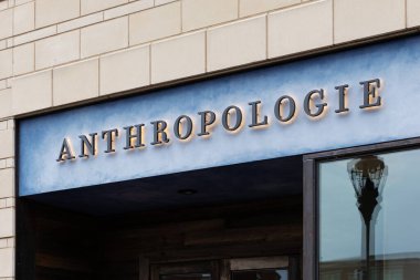 Naperville, IL, ABD - 27 Mart 2025: Anthropolgie dünya çapında 200 'den fazla yeri olan bir kadın yaşam tarzı, giyim ve ev bakkalı..