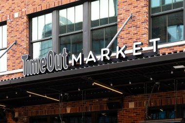 Chicago, IL, ABD - 27 Mart 2025: Time Out Market Chicago, Şikago 'nun Fulton Market Bölgesi' nde bulunan ve seçebileceği birden fazla restoranı olan büyük bir merkez..
