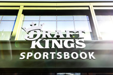 Chicago, IL, ABD - 9 Ekim 2024: Draftskings Sportsbook Chicago Cubs 'ın Wrigley Field' ının dışında spor müsabakalarını izlemek için harika bir yer olarak hizmet veren bir bar ve restorandır..