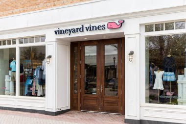 Skokie, IL, ABD - 21 Nisan 2025: Vineyard Vines, 1998 yılında Marthas Vineyard 'da kurulan üst düzey bir giyim ve aksesuar şirketidir.. 