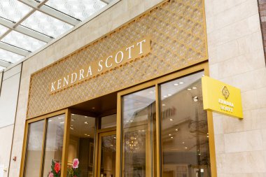 Skokie, IL, ABD - 21 Nisan 2025: Skokie, IL 'de Kendra Scott perakende mağazası. Kendra Scott, 2002 'de 100' den fazla mağazası olan bir mücevher markası..